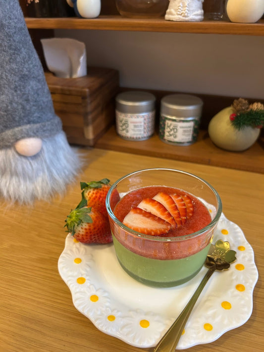 Panna Cotta au Matcha et Coulis de Fraises